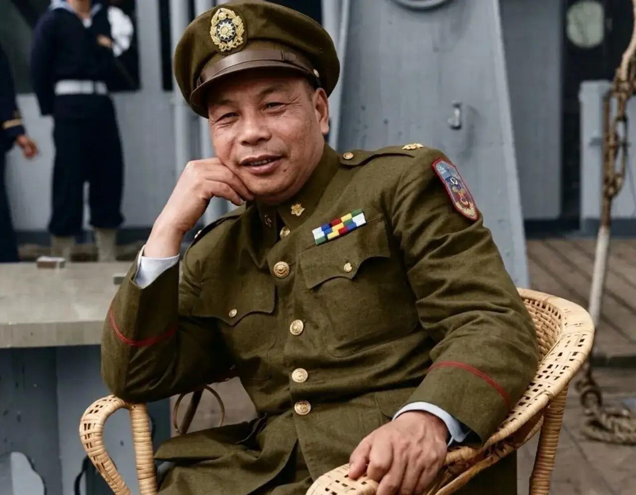 这是蒋经国很少穿军装的照片。人家没当过兵，没打过仗，人家是国民党陆军二级上将，你