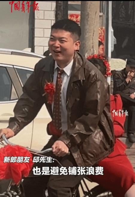 近日，黑龙江鸡西一对新人办极简婚礼，没有豪车车队、没有锣鼓喧天，甚至连司仪都省了