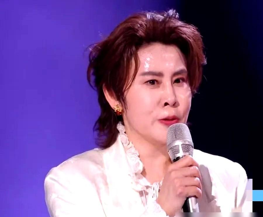 王濛在浪姐直播现场直接开麦：真的太磨叽了！昨晚直播整整5小时，现场乱成菜市场