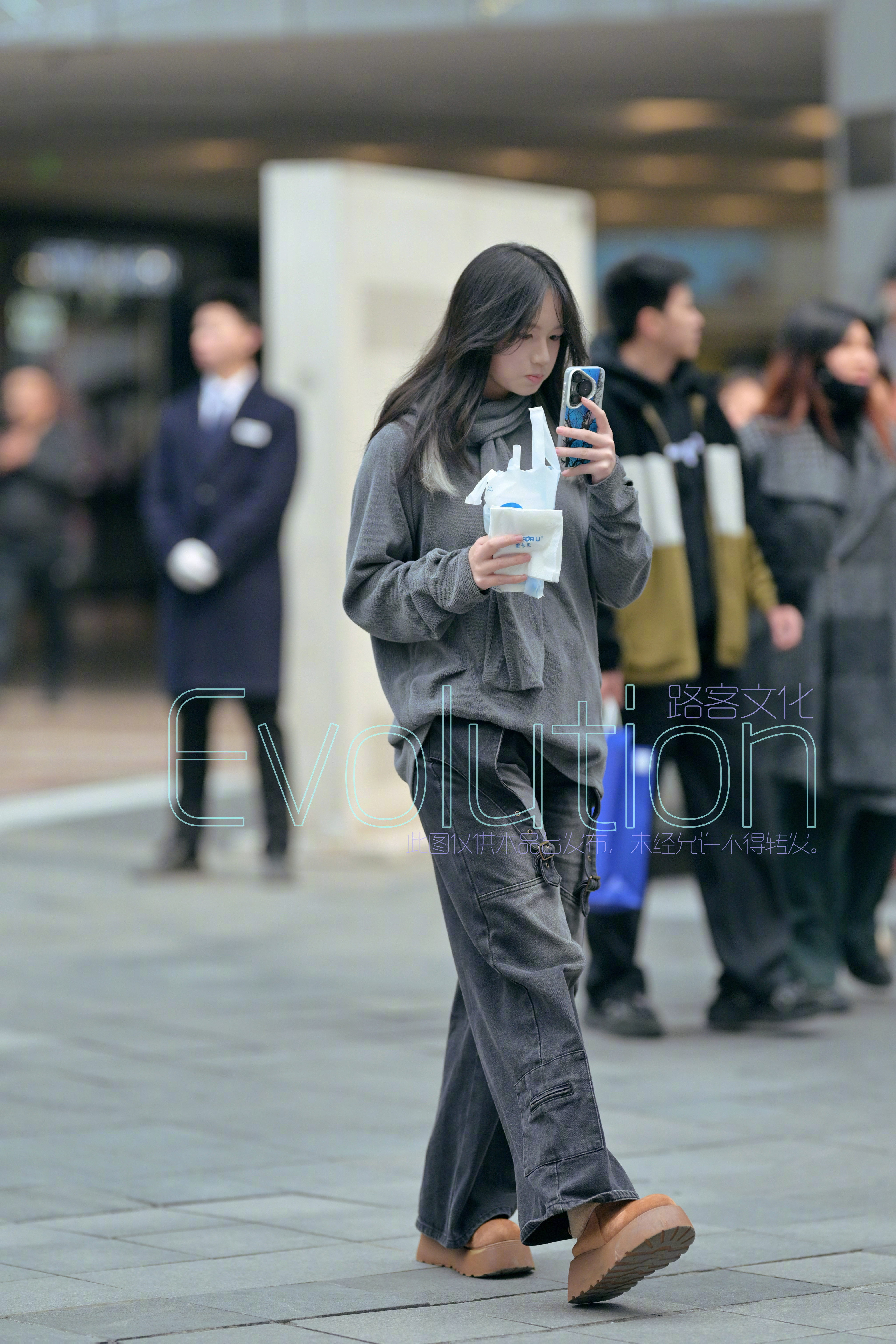 女孩子这两年都很喜欢穿灰色深灰色十年前看都不会看[捂脸哭]​​​