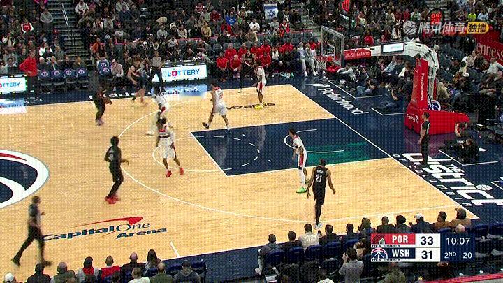 开拓者新秀杨瀚森真是信心大增！在今天开拓者客场挑战奇才的比赛中，当时比赛进行到了