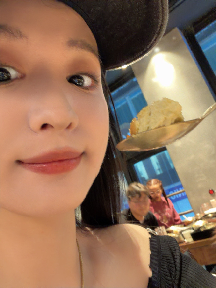 王楚然吃生腌王楚然晒生腌大餐王楚然在线炫生腌，这顿海鲜大餐也太满足了