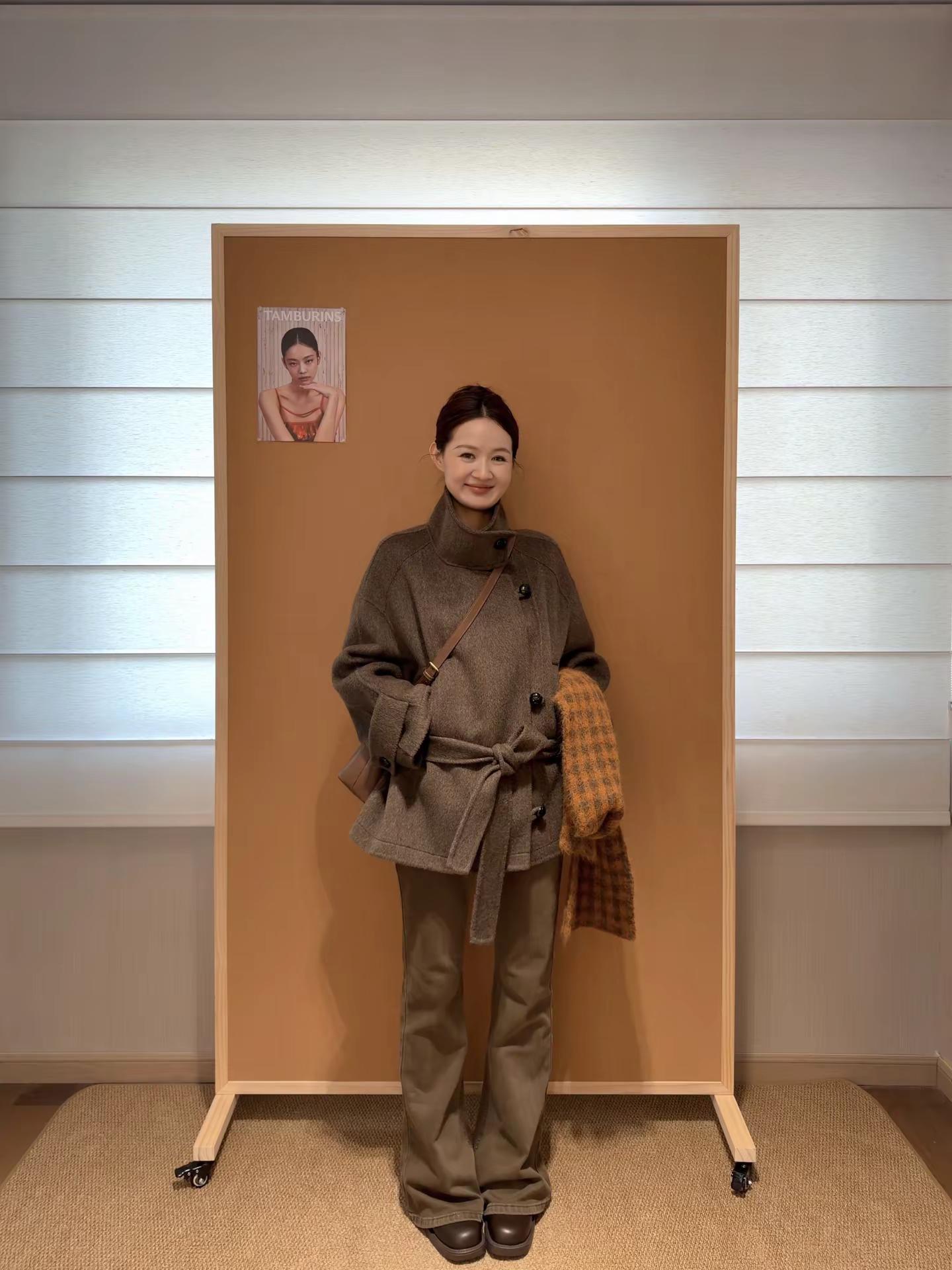 来喽来喽！答应姐妹们的《金智秀》棕色搭配裤子的十二套穿搭思路来喽！韩系秋装松弛感穿搭今日份穿搭公式通