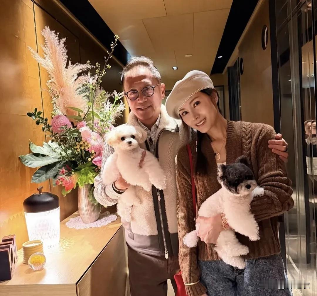 李嘉欣的长相真的美绝了，哪怕她现在都五十几岁了，可还是如此的迷人。要颜值有颜