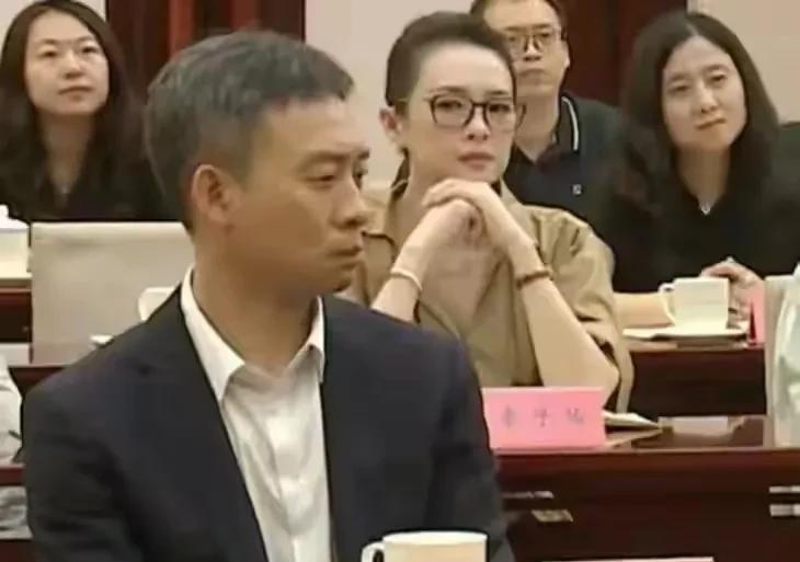 后面这位一看脾气应该不小啊，这眼神她心里会在想什么？