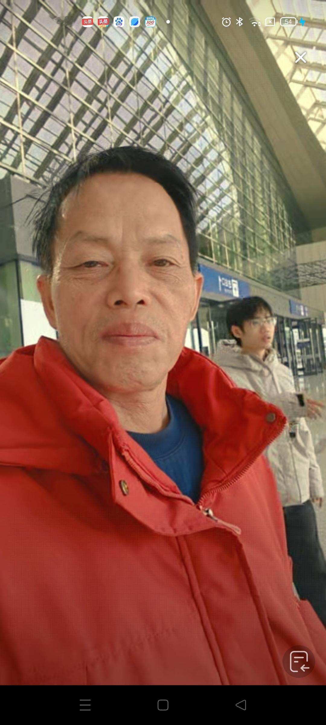 梁志辉爸爸带着全家来到车站送梁志辉回到他工作的地方，因工作繁忙，梁志辉没有