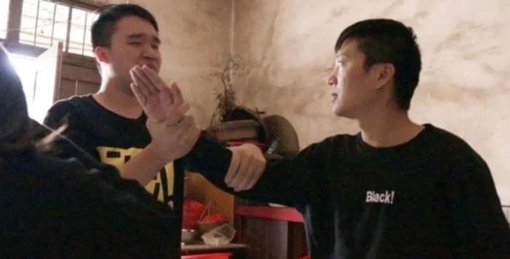 新疆，男子有一套房闲置，5年后，他委托中介帮他出租时，才发现房子已被对门邻居占用