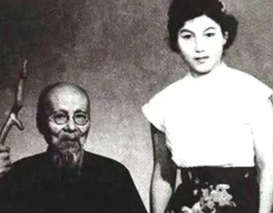 1952年的一天，齐白石已经快90岁了，他不知哪里来的力气，一把将25岁的新凤霞