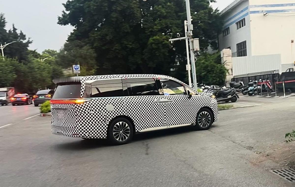 五菱全新中大型MPV曝光。近日，一组疑似五菱的全新MPV谍照曝光，从目前的信