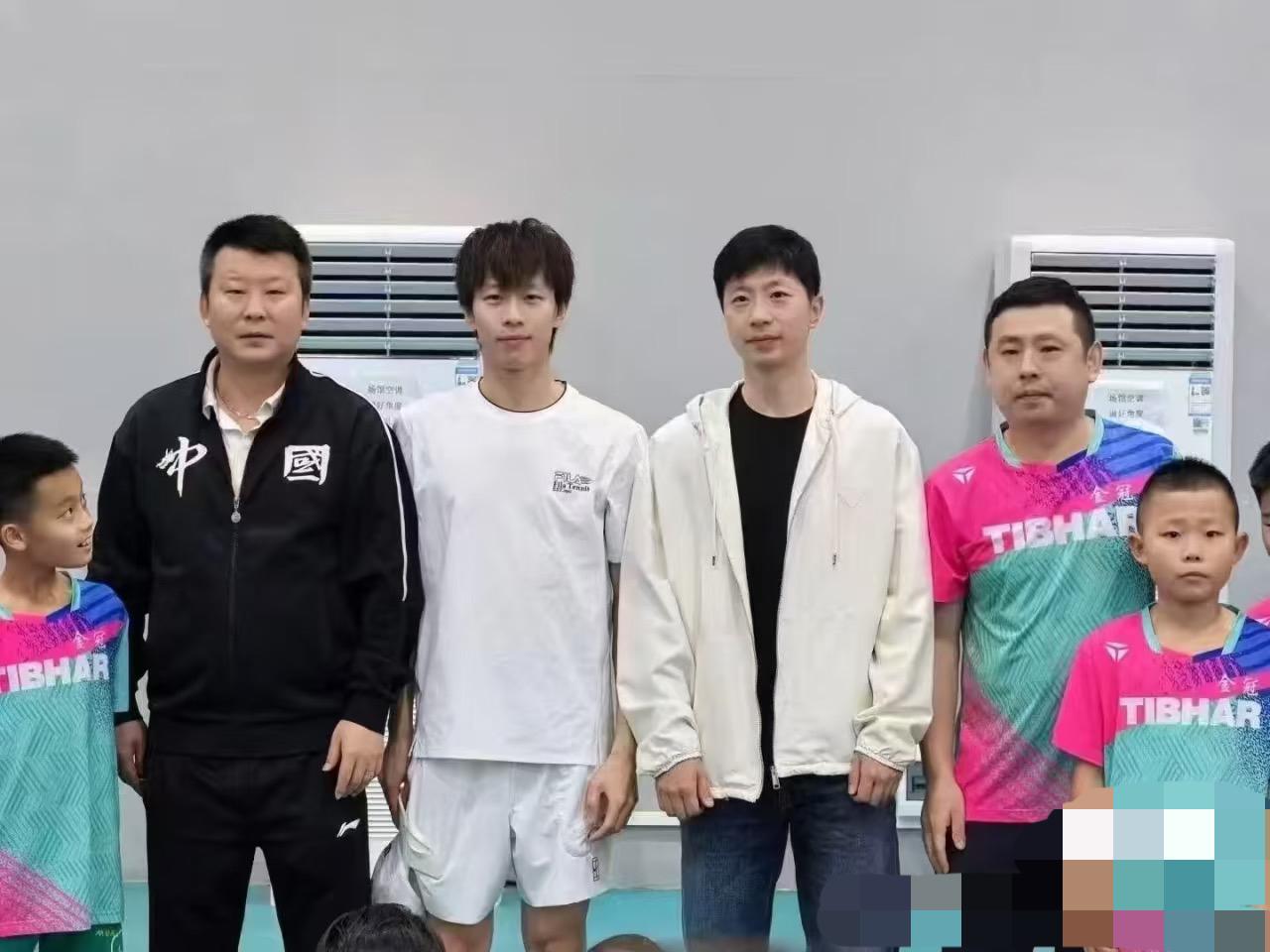 马龙林高远出现在朋友的球馆——张超也在啊！好久不见的林高远和龙队一起为朋友