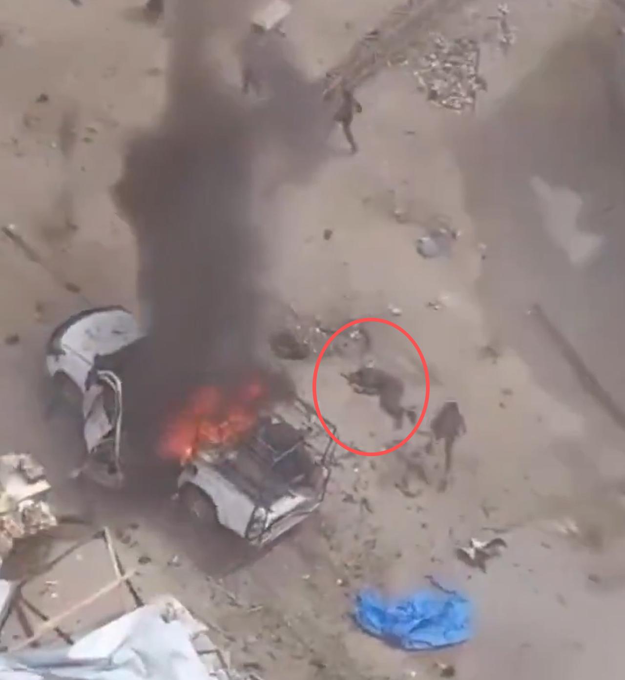 图中是发生在加沙的一幕。就是现在的视频。以色列用无人机，袭击了加沙的一辆