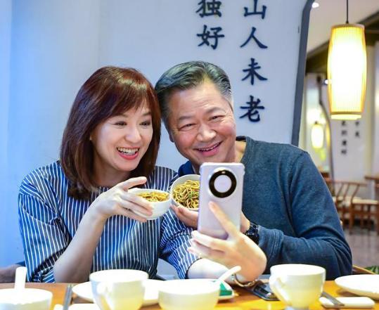 泪目了！赖岳谦夫妇首回福建老家！赖岳谦这趟回家路走得不容易。七旬老人