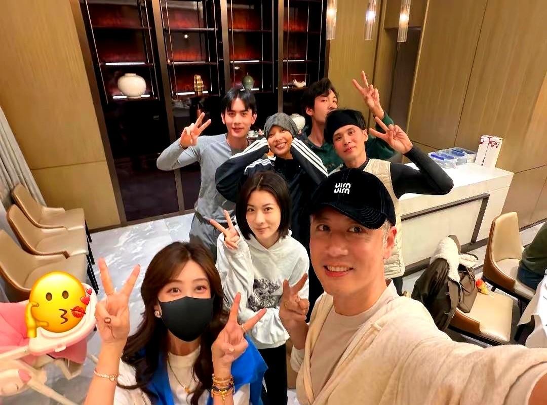 任重这“大爷感”是藏不住了啊！最近好友聚会路透里，他戴棒球帽都压不住鬓角的白