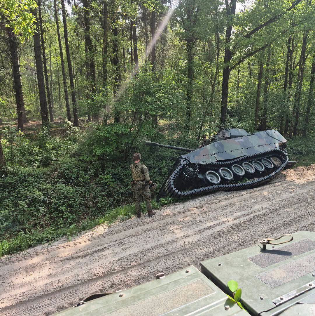 皇家荷兰陆军CV90NL步兵战车的“复合橡胶履带”(CRT)脱落，也称作带式橡