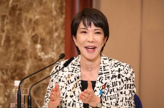 卑微到尘埃中的高市早苗，尊严碎了一地，她放低姿态求助于三大在野党党首。高市早苗