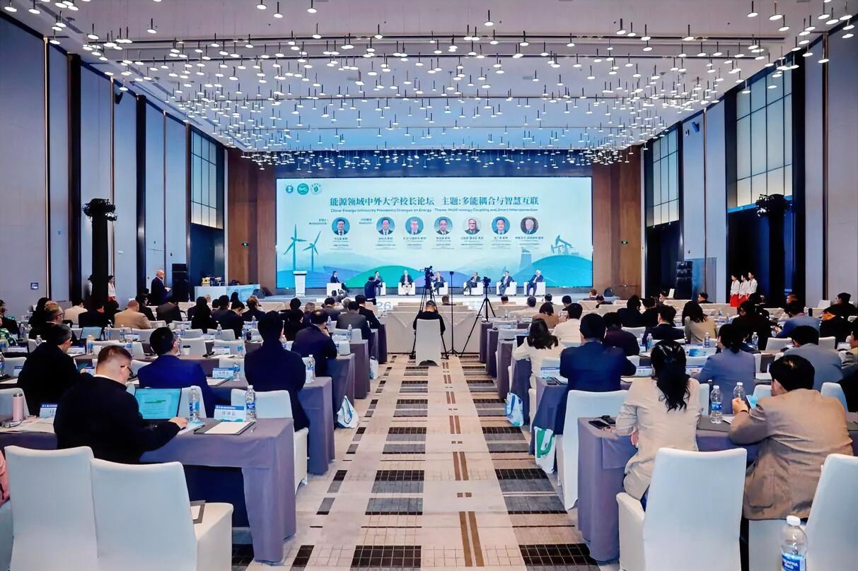 4月18日，中国矿业大学举办能源领域中外大学校长论坛，校长张吉雄教授、英国剑桥大