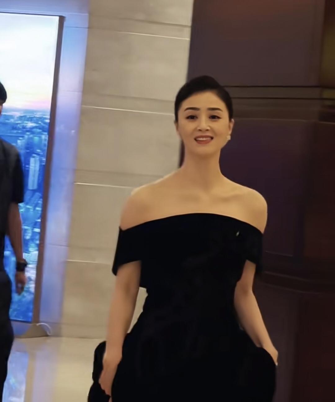 蒋欣，倪妮，秦海璐，梅婷，宋佳……金鹰节入场，温柔友好，优雅大方，一个比