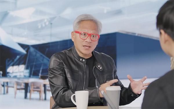 “中国仅落后‘几纳秒’, 我们必须参与竞争”