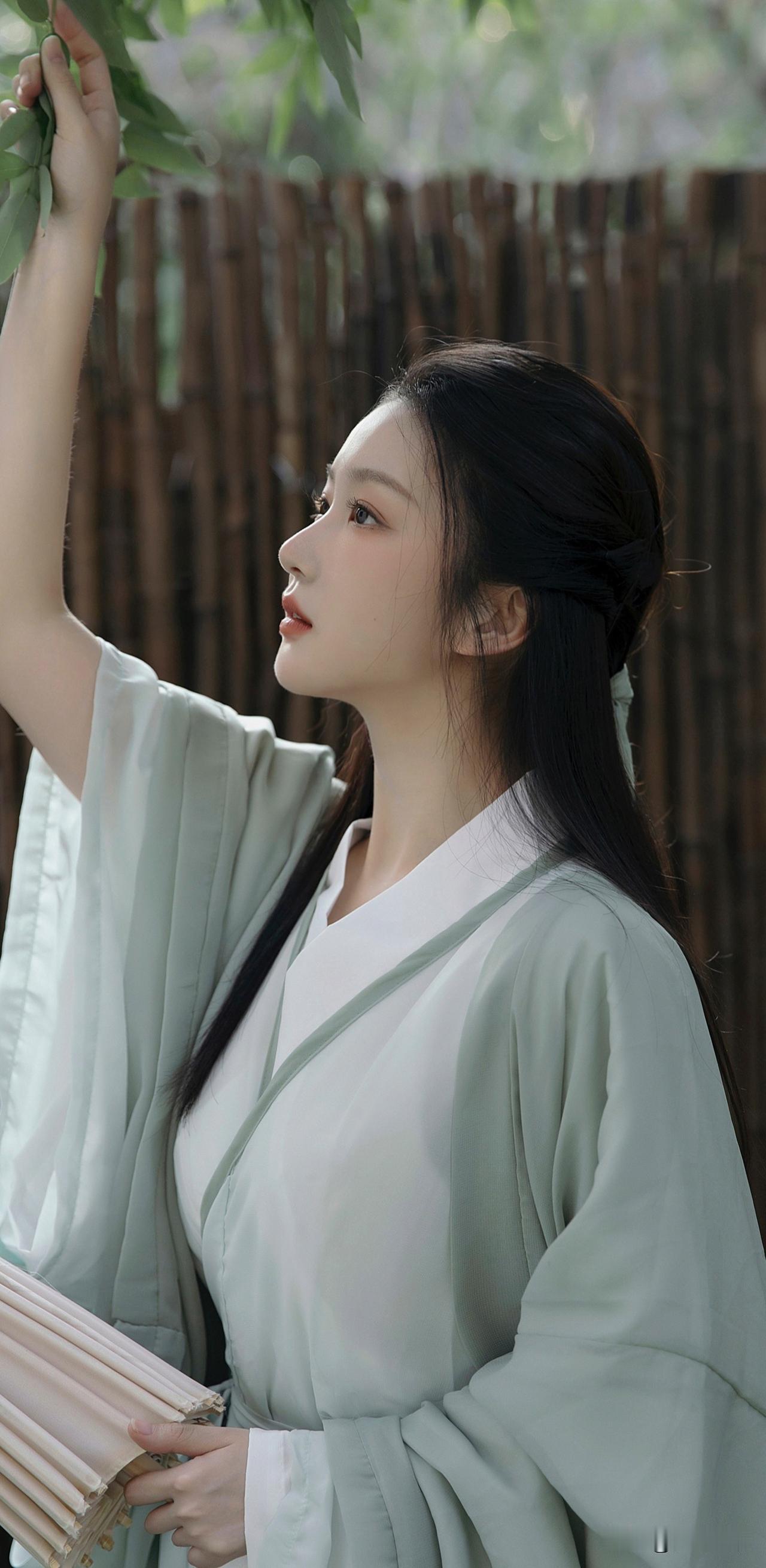 何须浅碧深红色，自是花中第一流。