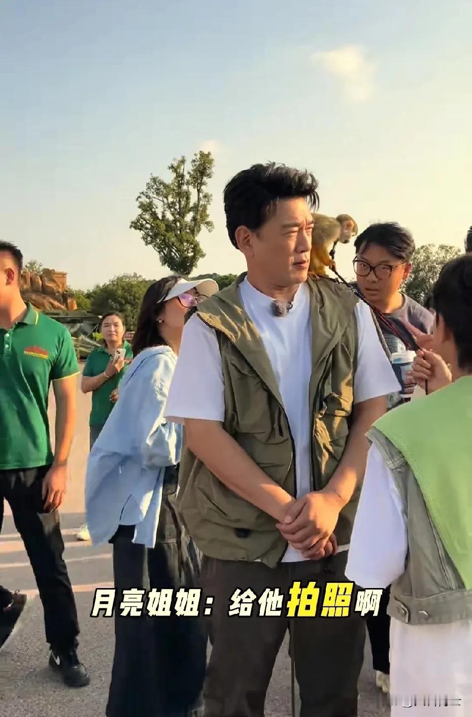 王耀庆湖南常德动物园之行，先是被猴子骑肩膀嘘嘘，后又被女粉丝揩油，真是太倒霉了。
