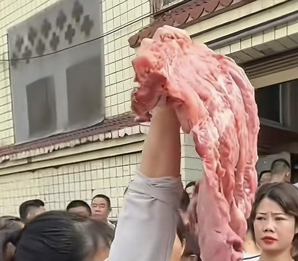 四川一小学疑似给学生食用变质猪肉事件，官方的调查结果已经出来了，果然又被网友给猜