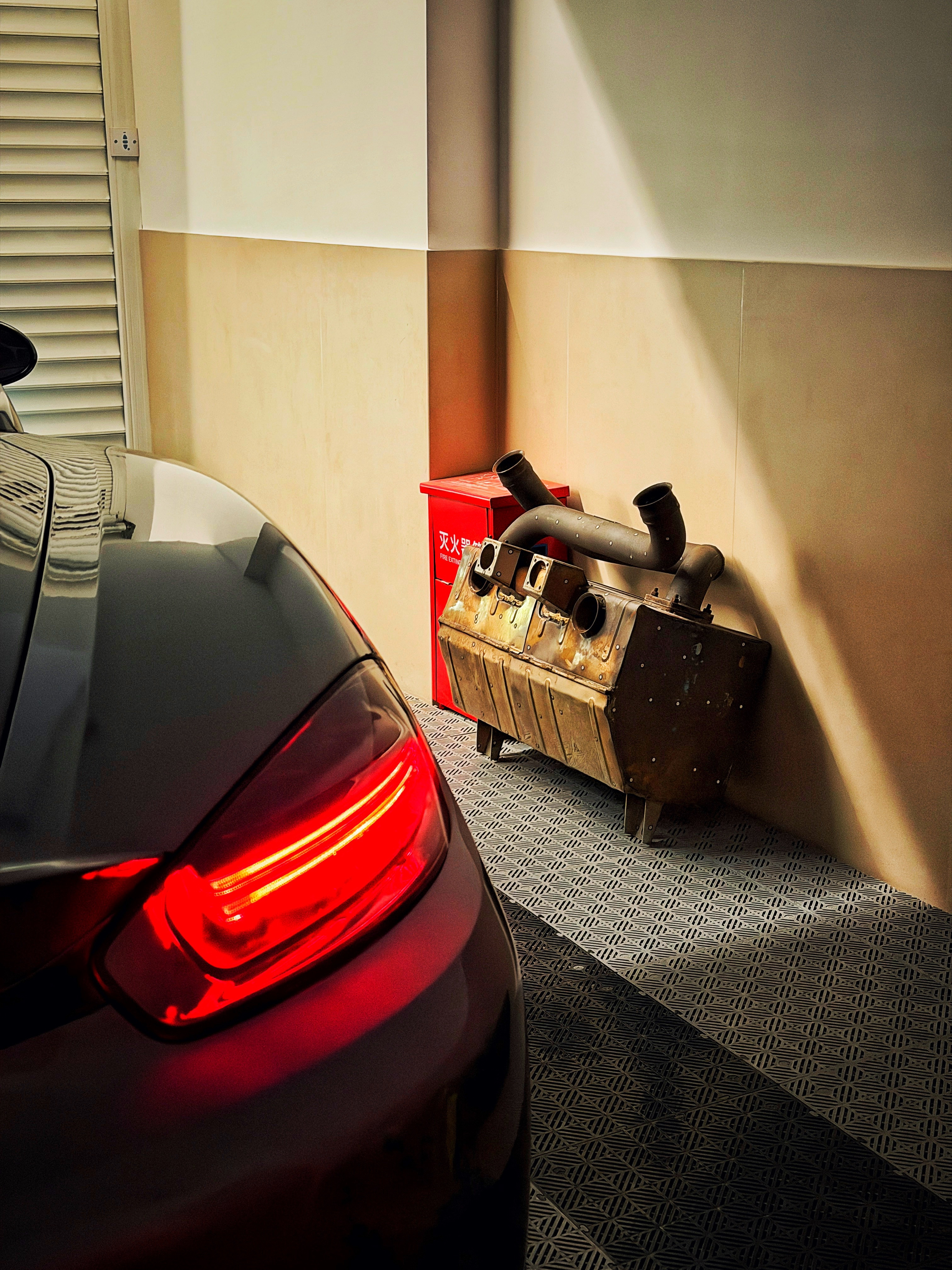 把兰博换下来的排气整理了一下🎶。管路都装盒子放仓库，但消音器太大太重，有40k