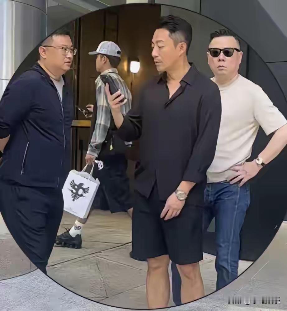 小菲这样子去考察市场吗？像去旅游，太潇洒了，也不知道怎么回事，国外的市场很好吗？