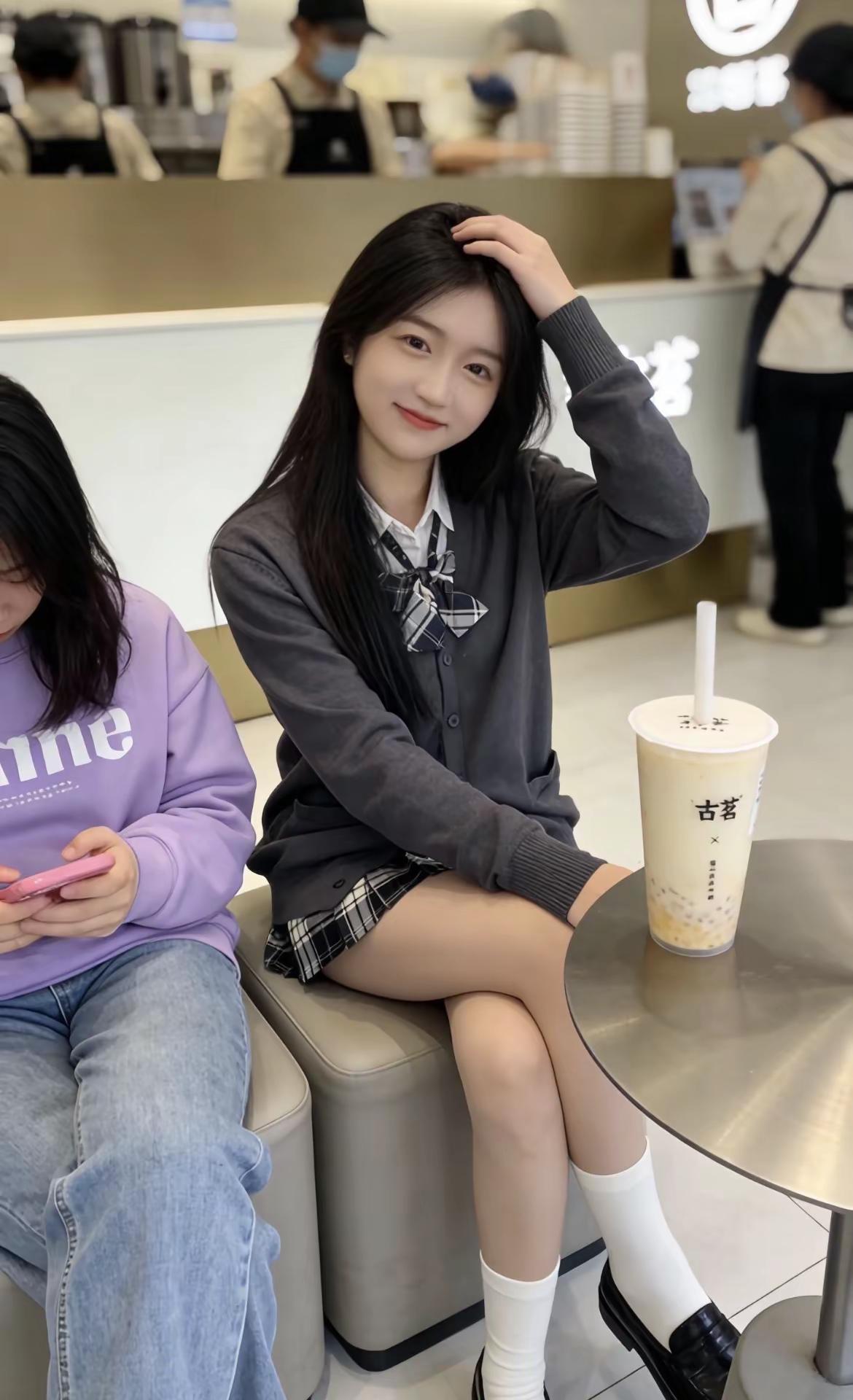 闺蜜朋友圈有位置。街拍穿搭闺蜜女大学生甜妹日常