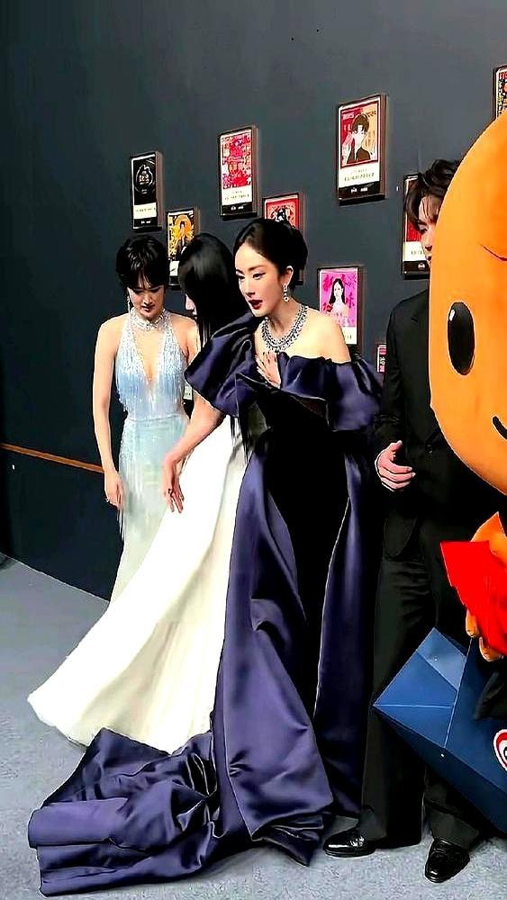 新浪董事长当众抬脚，连踢3次杨幂的裙子。那条海军蓝丝绒裙子，像摊开的地图铺