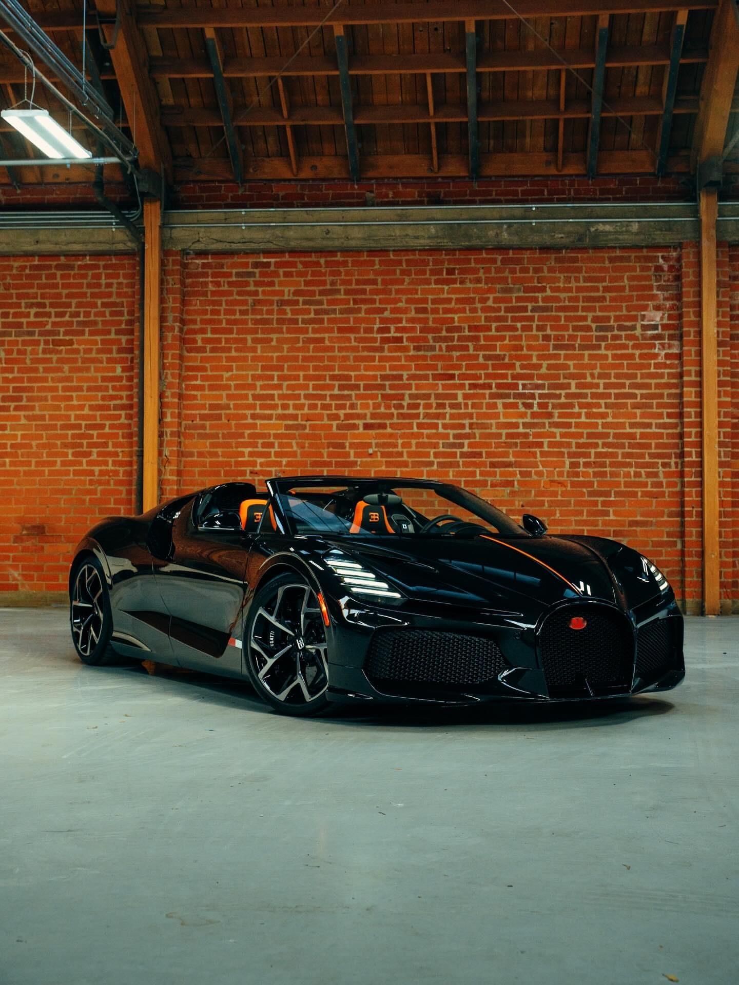 布加迪——一辆令人叹为观止的裸露黑色碳纤维Mistral，该车配备了醒目的橙色外
