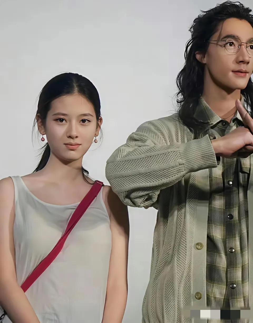 这女孩颜值很高耶，而且打扮简单，妆容不明显，一开始大家都以为她是明星，和此沙一起