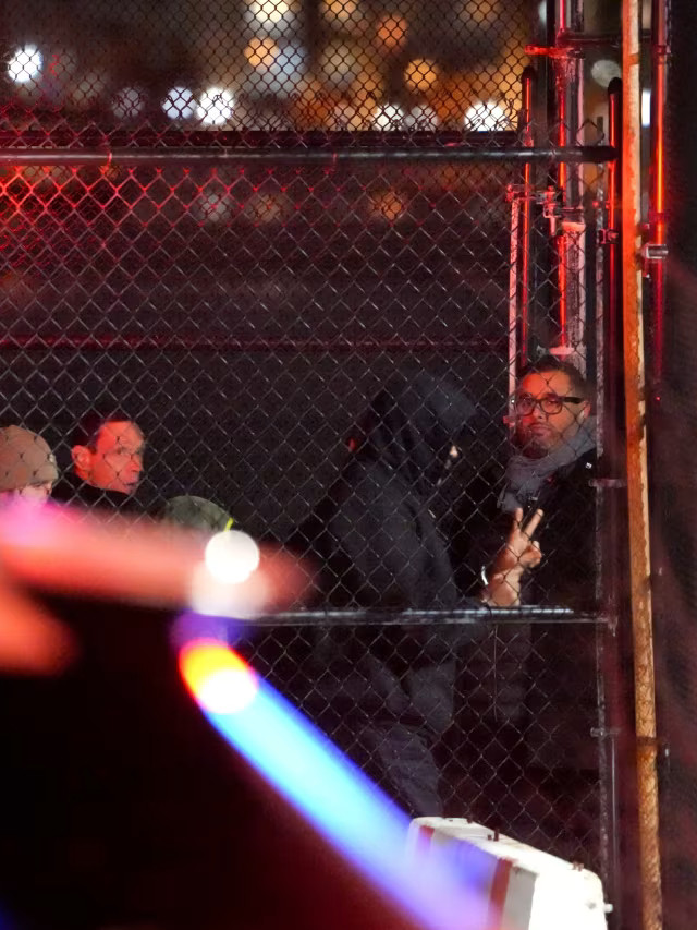 马杜罗押送途中对着镜头比出剪刀手没看懂。¹马杜罗在多个镜头面前比剪刀手、竖大拇