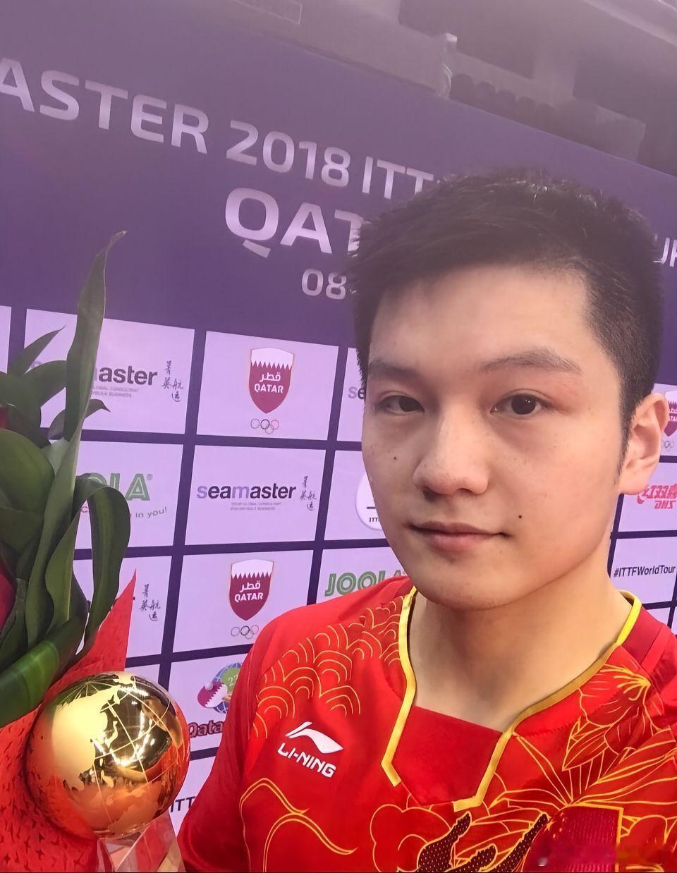 看完“汗包东”的证件照再看樊振东水灵灵的冠军自拍🤳​​​