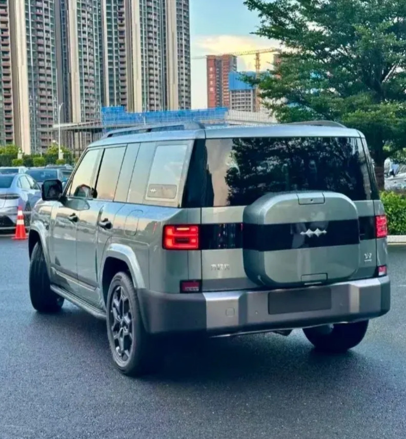 比亚迪又多了一款硬汉越野车，看上去真的好硬呀！方程豹钛7预计第四季度上市，后面背