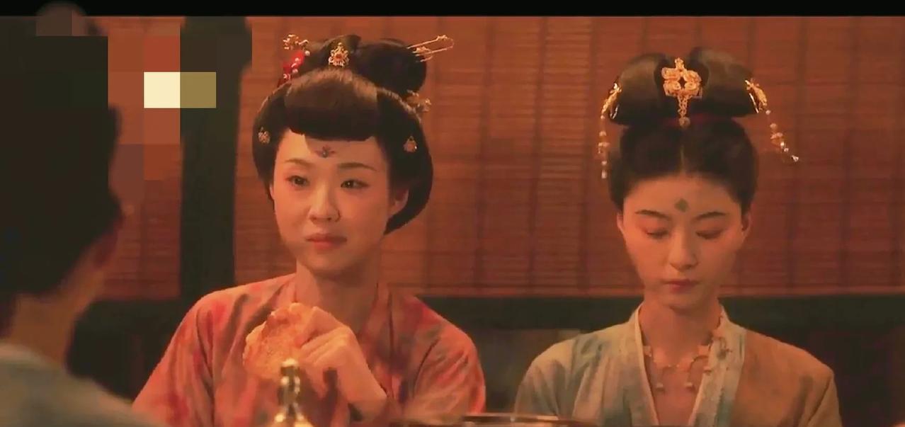发型与胡子《锦绣芳华》大福终于梳了女妆发型。通身女子妆容，大福也很好看呀！平时