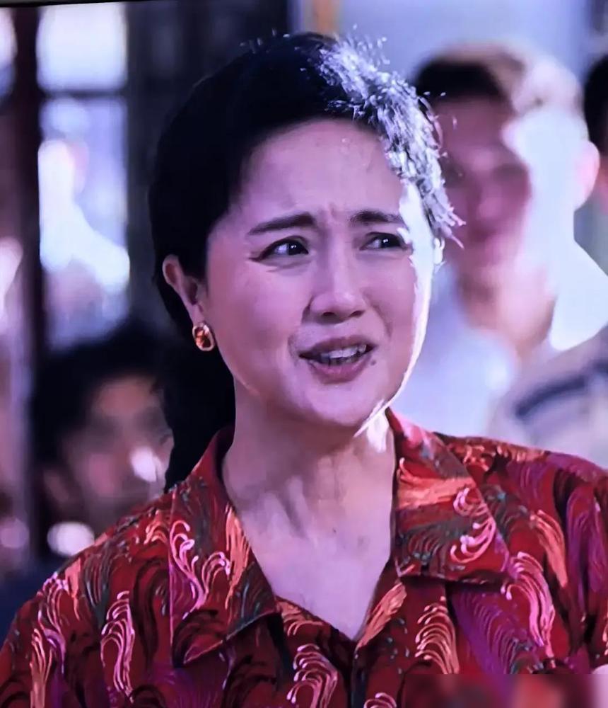 拍这场临终哭戏前，她刚被助理扶着去打了一针止痛。导演喊开始，她脸上的虚汗还没擦干