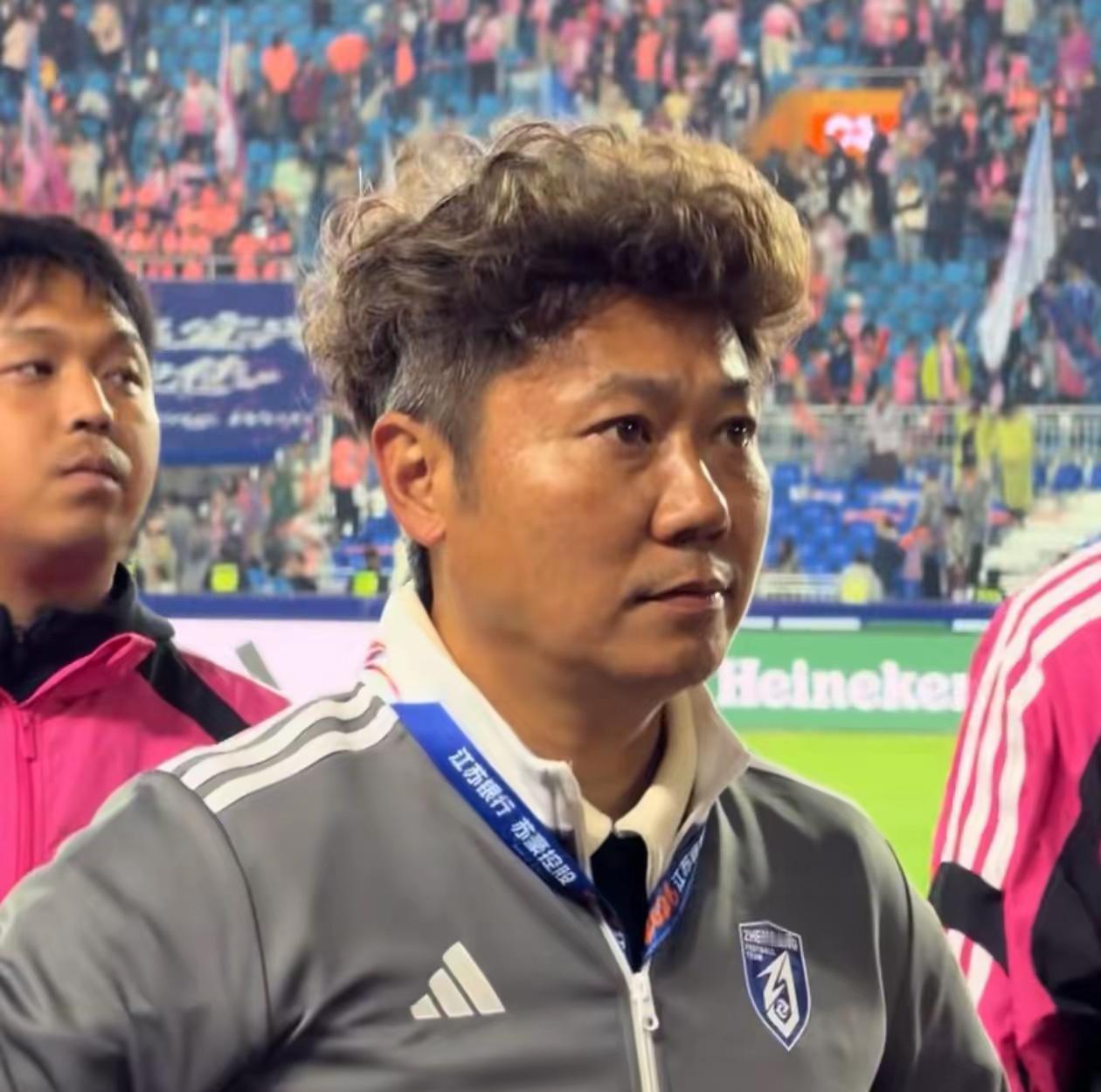 镇江队主教练陆博飞哭了，我也跟着热泪盈眶，不是因为镇江队输了，而是看到了镇江队的