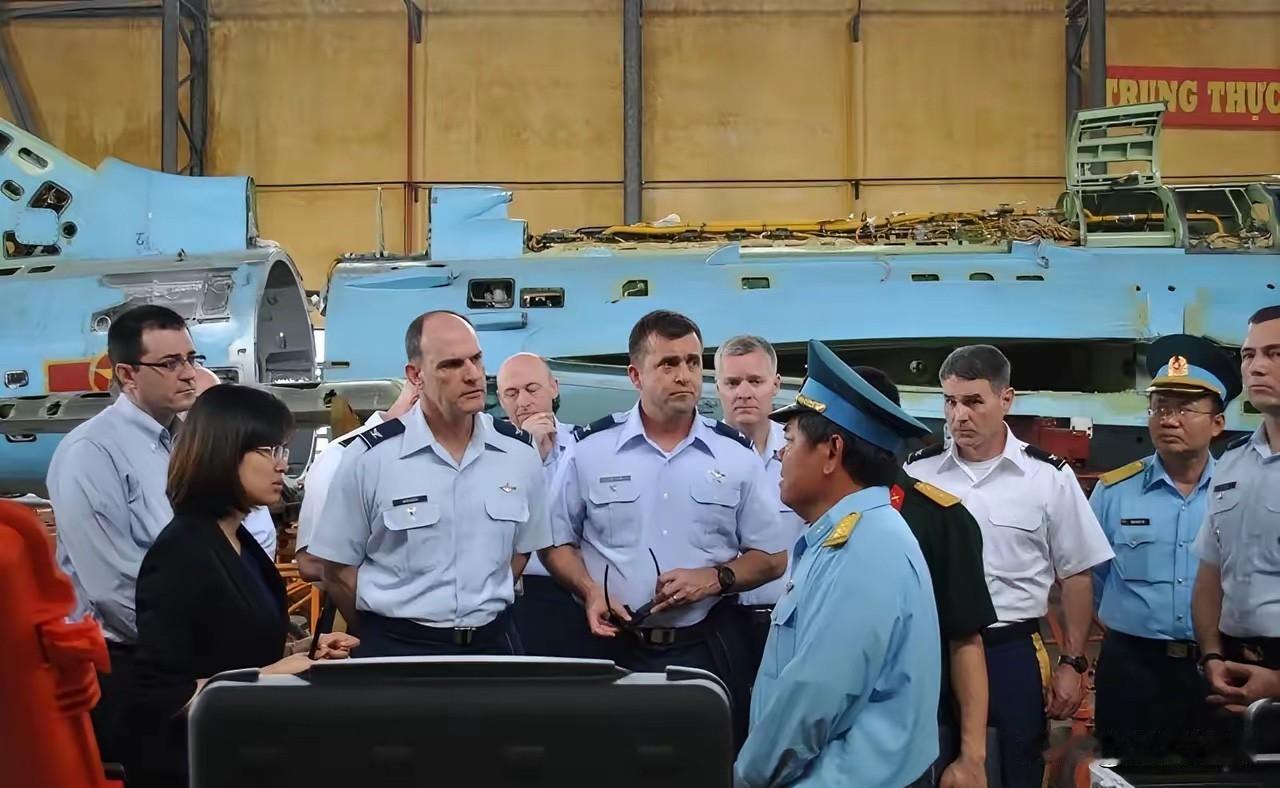 根据越南国防网消息，近日美国空军学院代表团参观了越南A32飞机制造厂。美国人