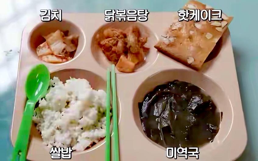 泡菜国监狱给尹锡悦安排的这套“减肥餐”，有点效果——尹锡悦被逮捕到首次出庭的