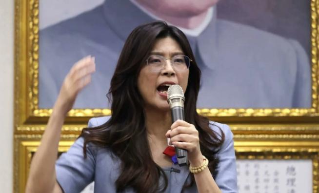 意外！郑丽文弃“选举口号”，扎根岛内民生，隔空喊话大陆求合作。 台北街头