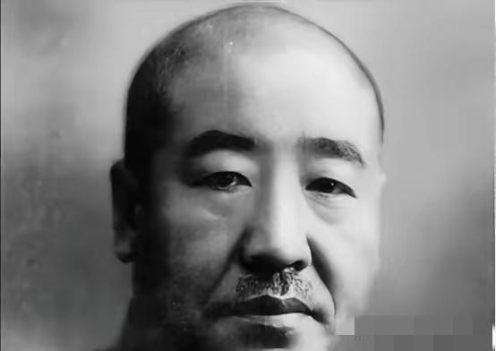 抗战胜利后，蒋介石邀请已经当了汉奸的庞炳勋前往南京担任要职，庞炳勋虽然知道自己不