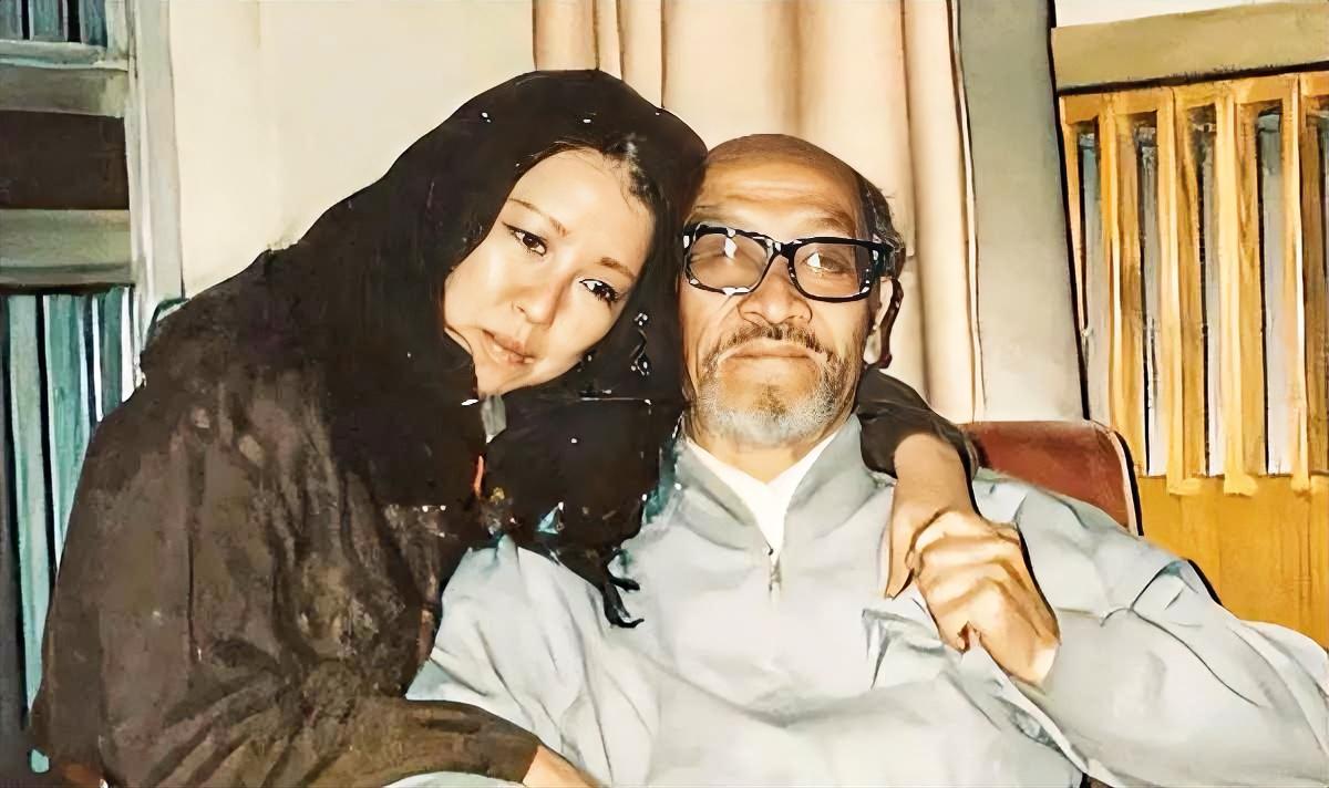 1990年，三毛和王洛宾同居的温馨合影，这是三毛的真实容貌。