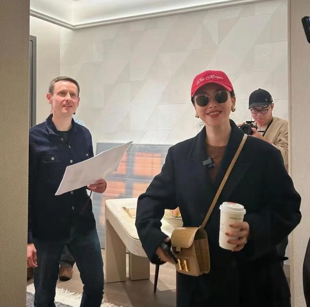 41岁朱珠北京朝阳看豪宅，时尚穿搭尽显好身材，本人漂亮又有气质41岁的朱珠