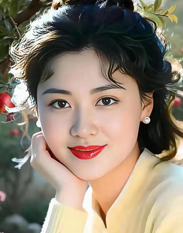 来试试对下联啦：上联：浅笑低眉含暖意下联：丹寇一抹盈春风