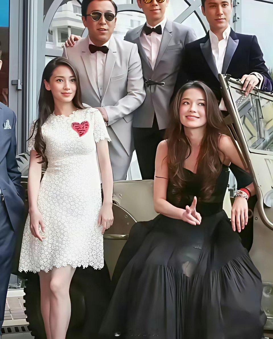 第一眼就看到了夏雨，在明星合照中帅的好突出啊！