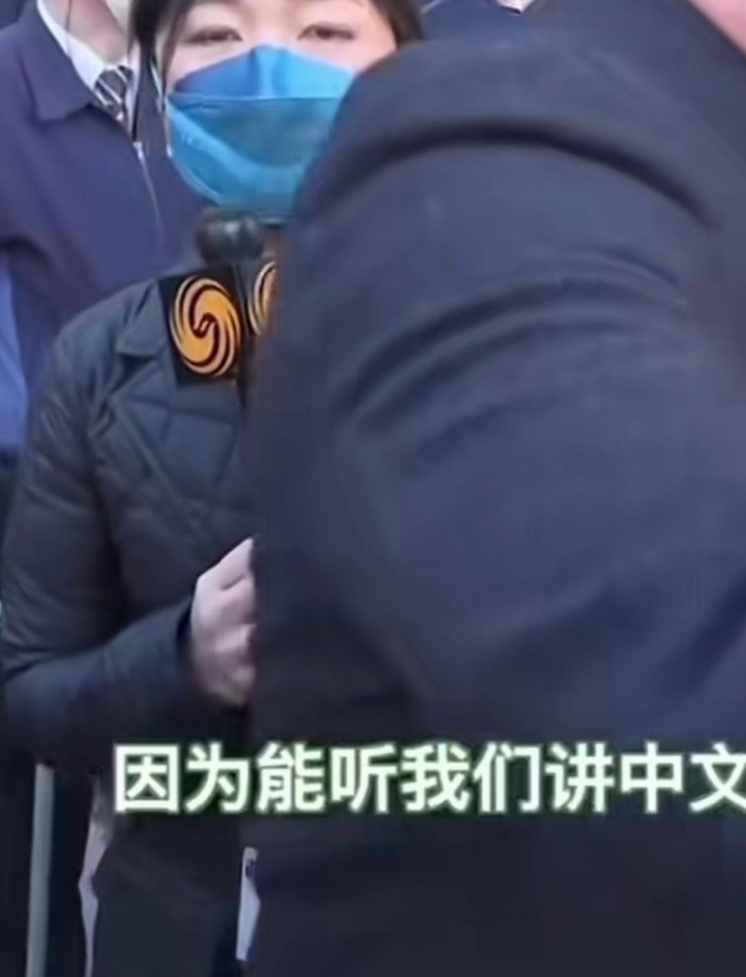 真的太嚣张了！最近，有凤凰记者在日本街头报道时，仅因开口说了中文被当地人听见，