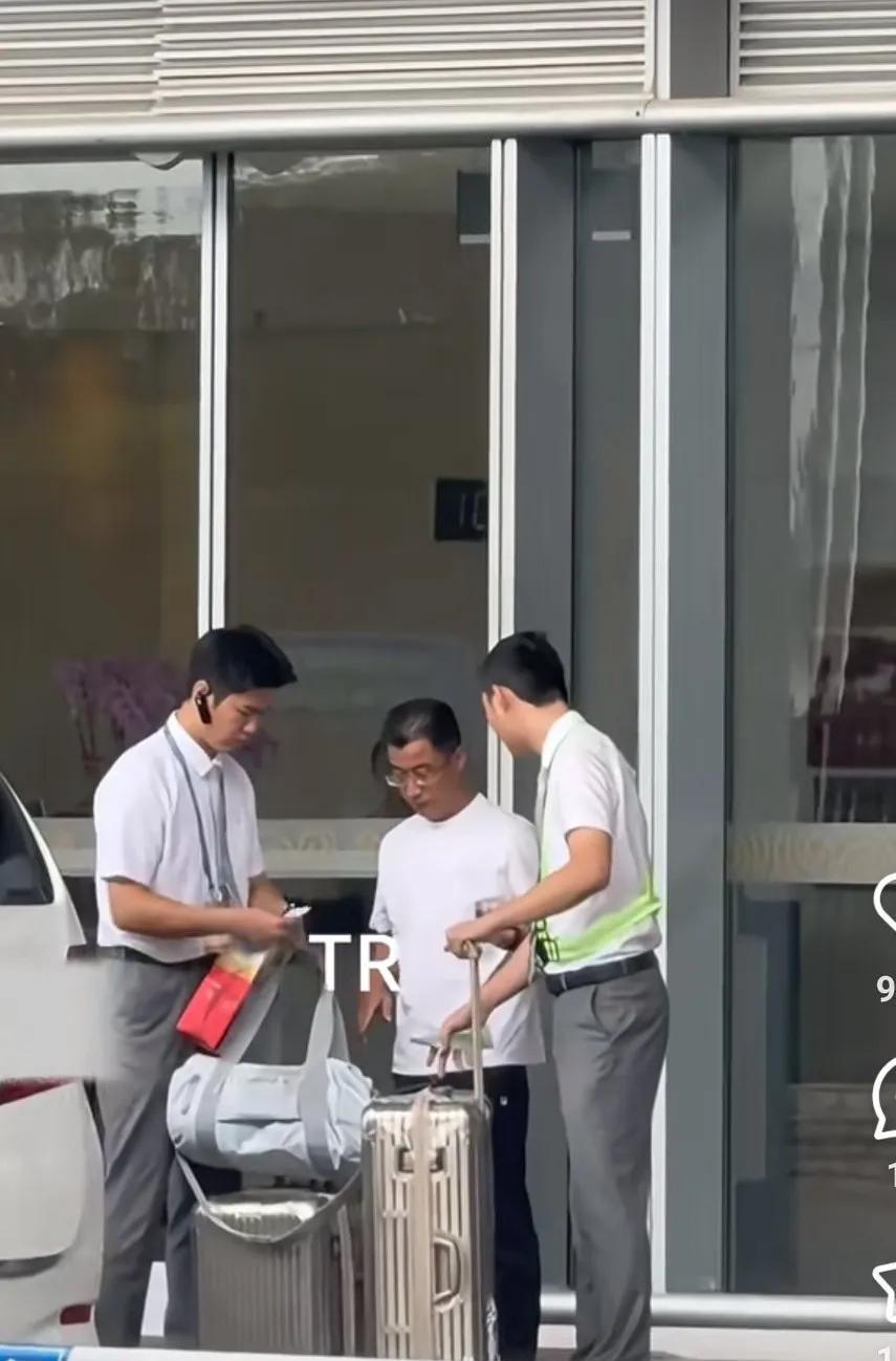 莎莎上午也从北京出发了。昨天看到深大俱乐部的工作人员已提前就位，昨天下午蒯曼、