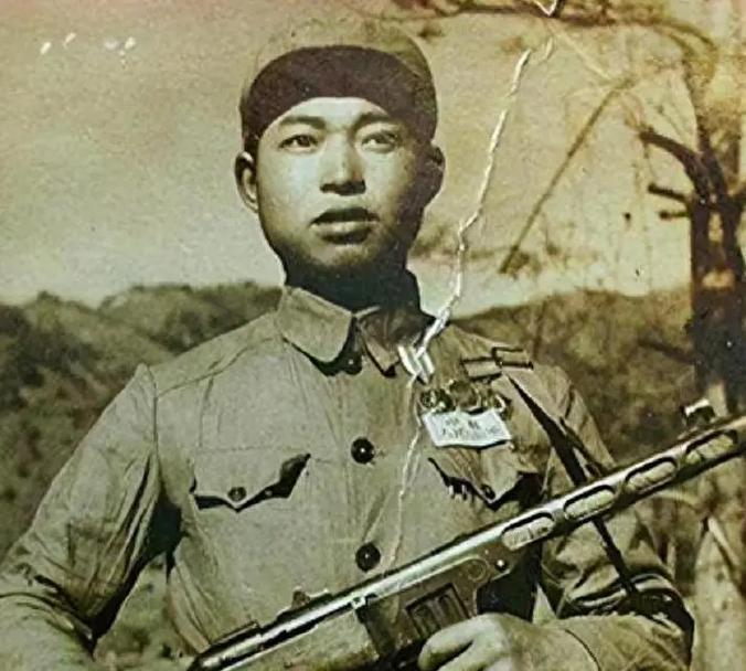 1951年，志愿军“战斗英雄”于水林炸掉了2辆美军坦克，即使右臂被打成重伤，他依