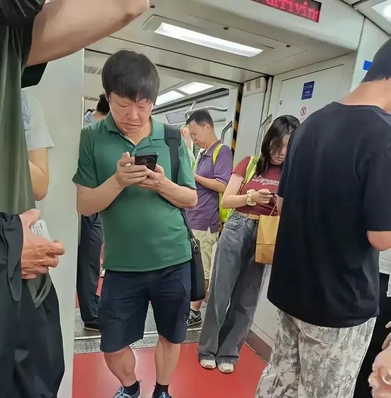 一位网友在北京地铁1号线上偶遇到@胡锡进，随手拍了一张相片，还无比感叹的发了一