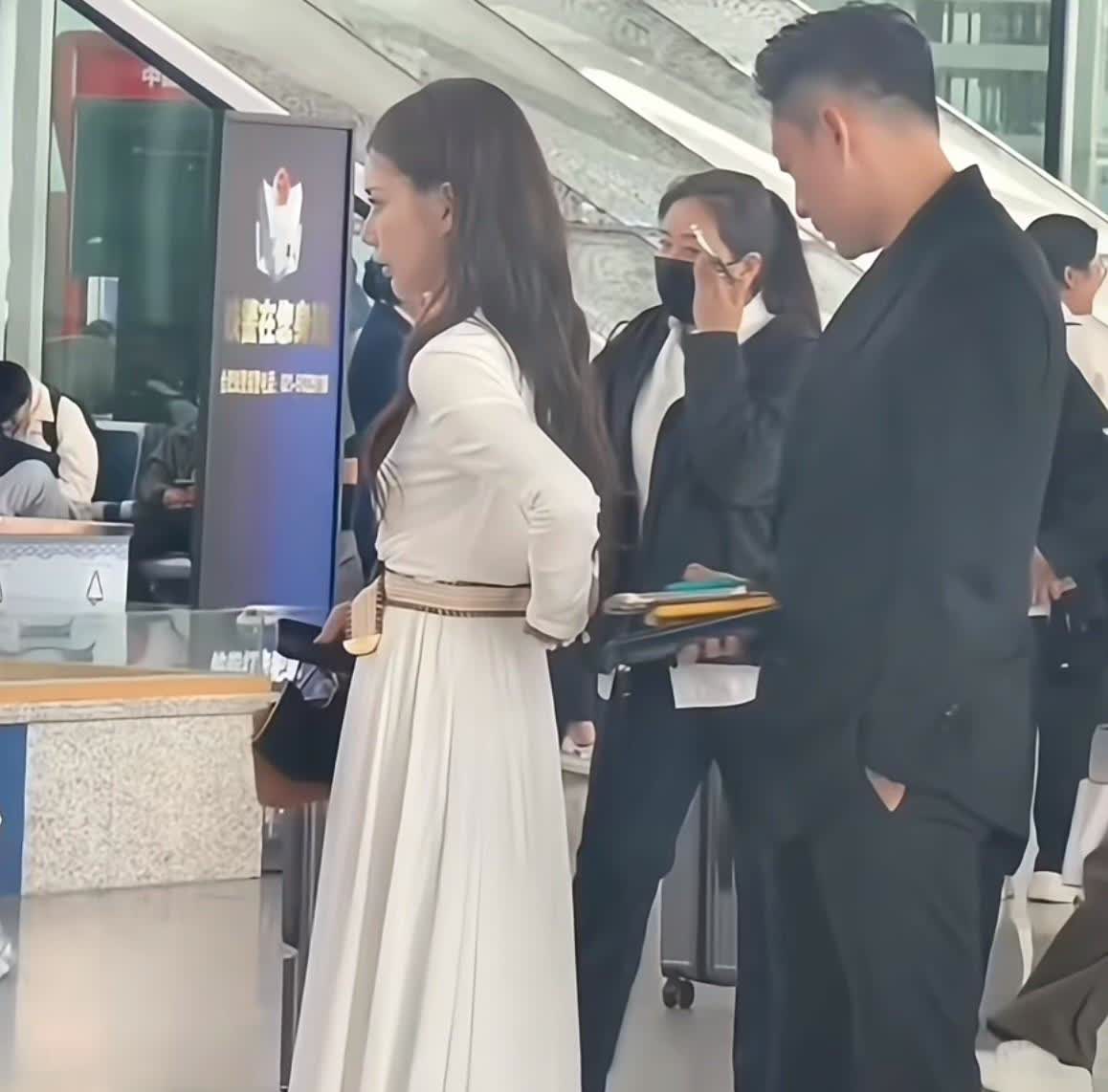 马筱梅从合肥回北京了！马筱梅是第一次乘坐高铁哦，看她在入口好奇开心的样子就知